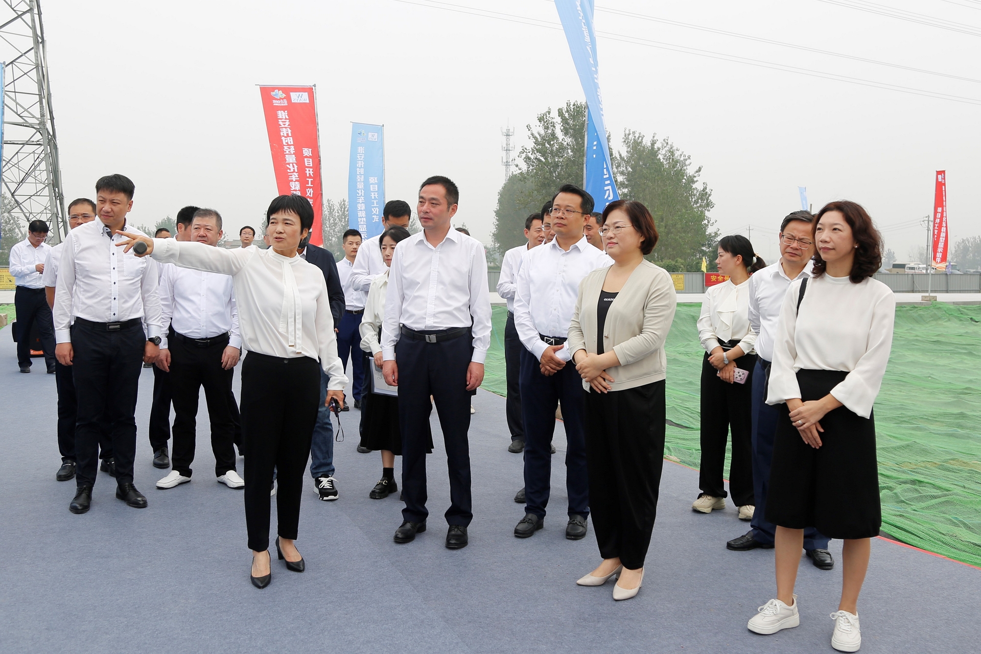 淮安杏彩(中国)轻量化车载新型显示组件项目开工建设3.JPG